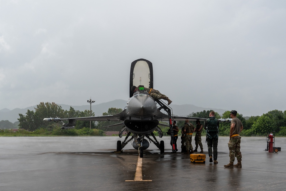 Wolf Pack advances techniques friendship with ROKAF