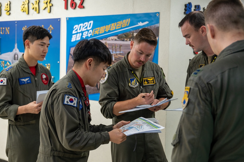 Wolf Pack advances techniques friendship with ROKAF