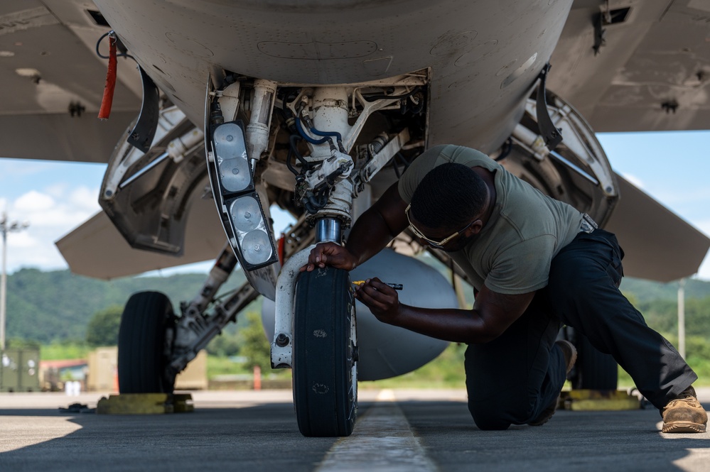 Wolf Pack advances techniques friendship with ROKAF