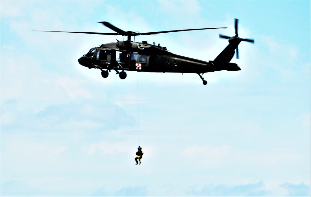 Wisconsin National Guard’s Black Hawk live-hoist capability practiced as part of airshow experience