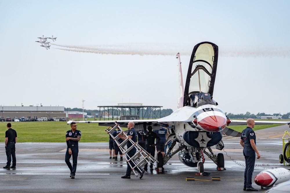 Thunderbirds return to New York airshow