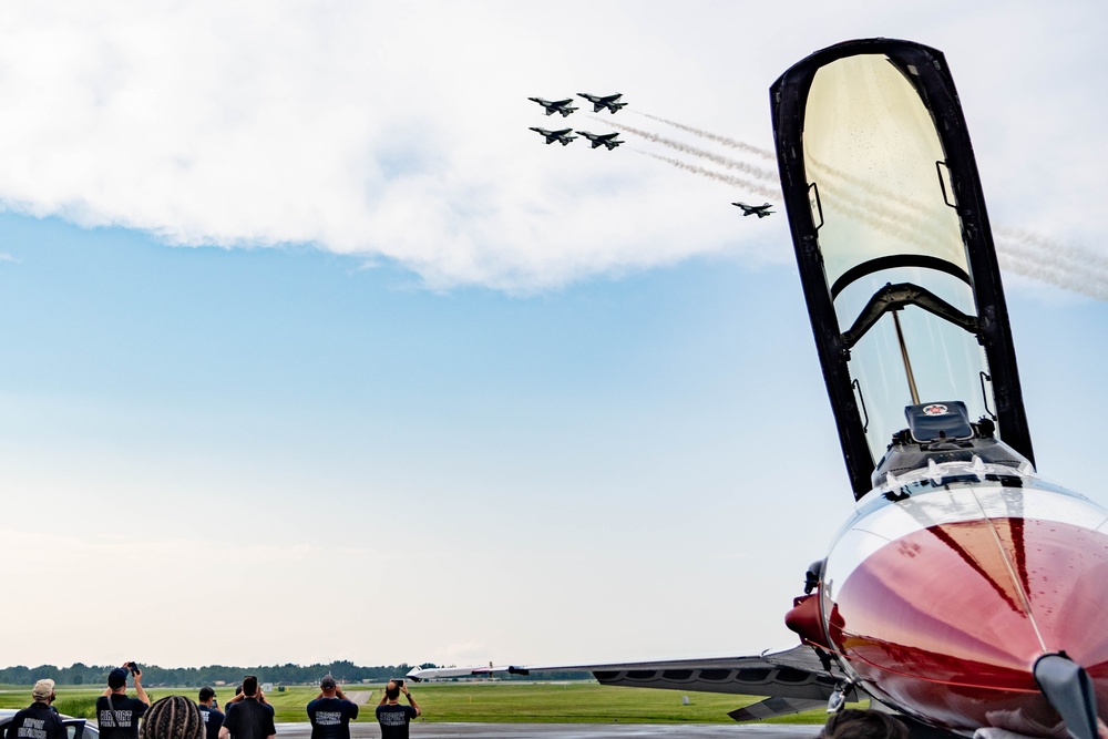 Thunderbirds return to New York airshow