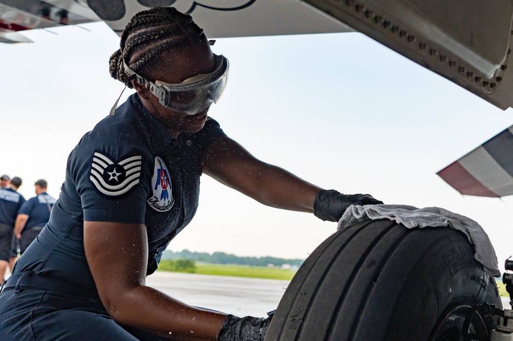 Thunderbirds return to New York airshow