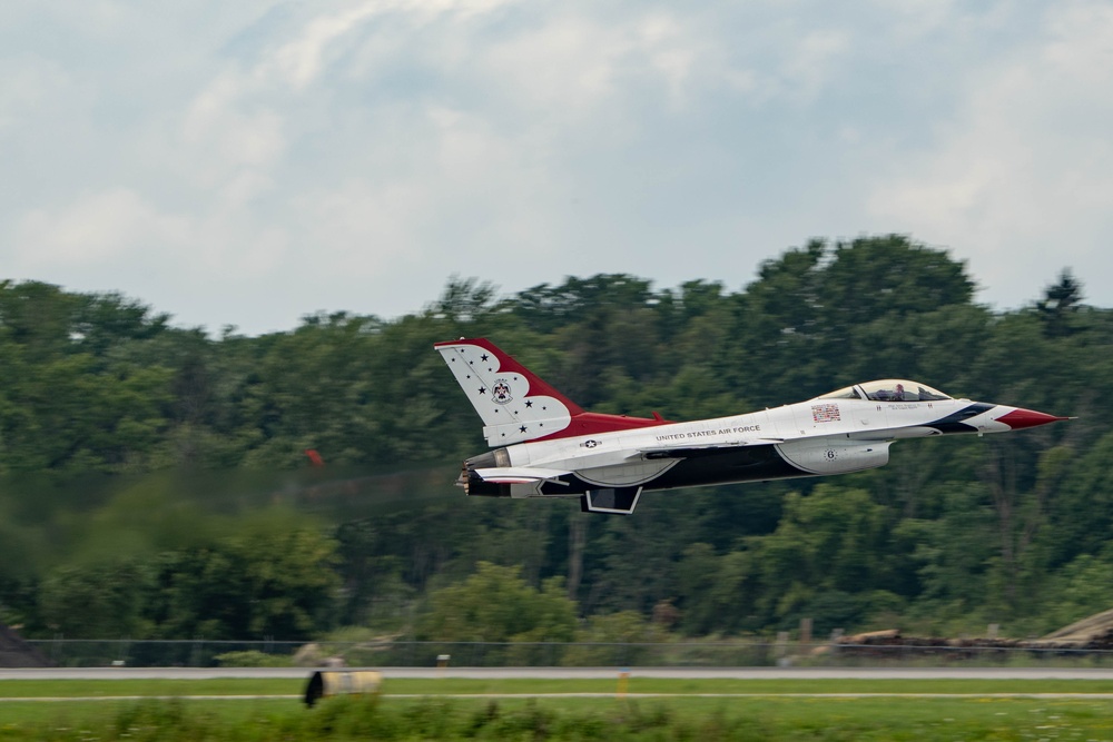 Thunderbirds return to New York airshow
