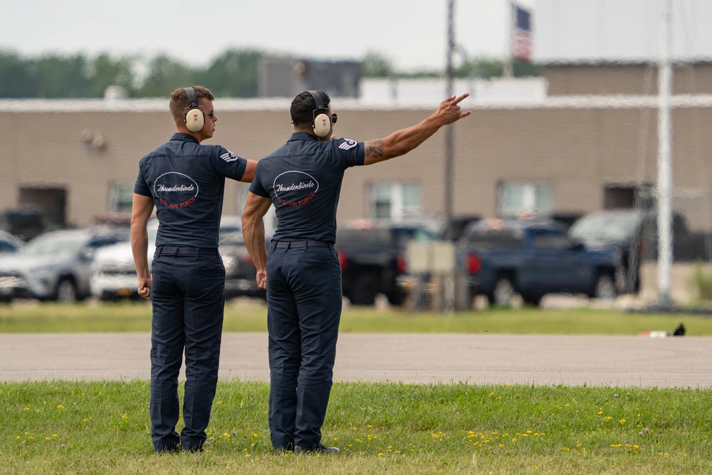 Thunderbirds return to New York airshow
