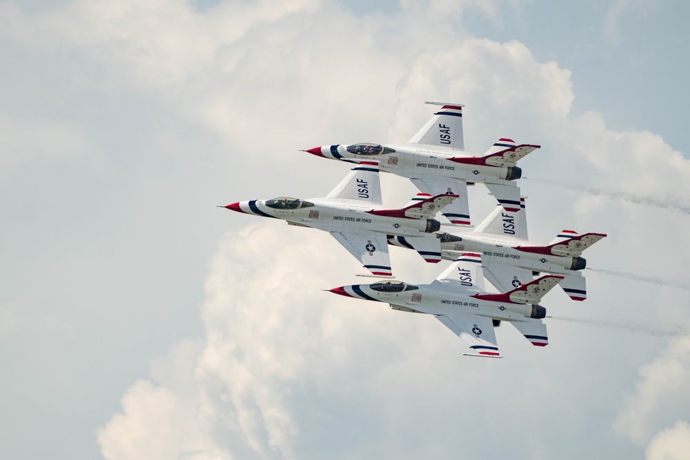 Thunderbirds return to New York airshow