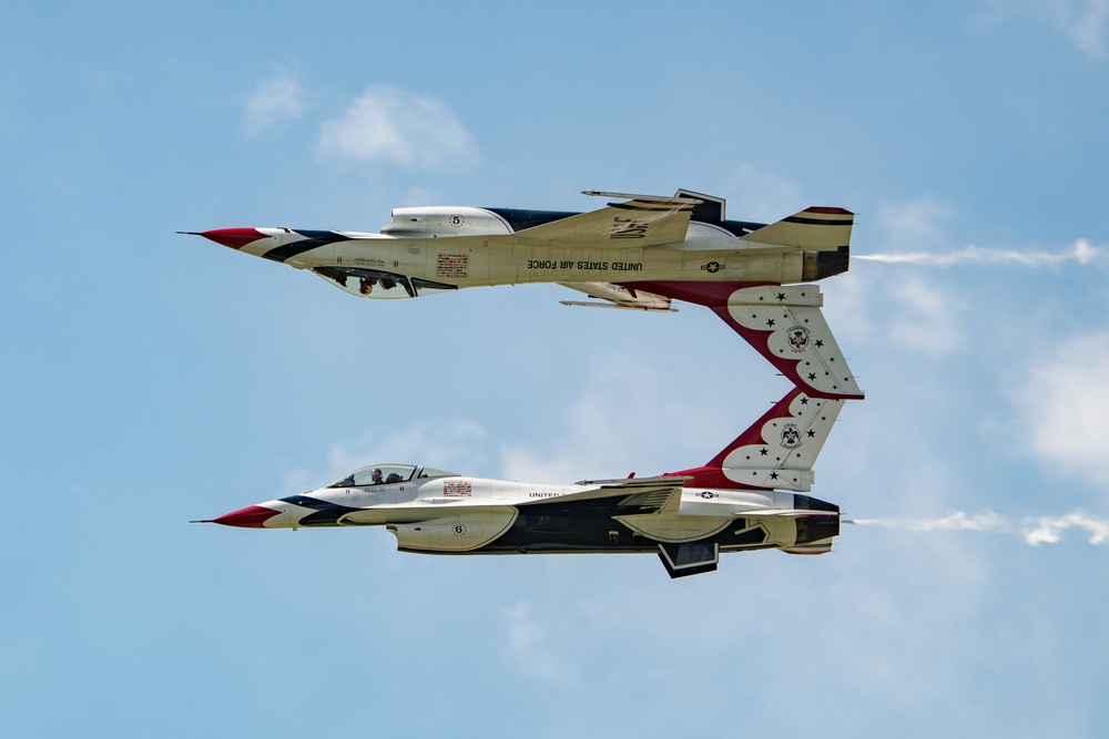 Thunderbirds return to New York airshow
