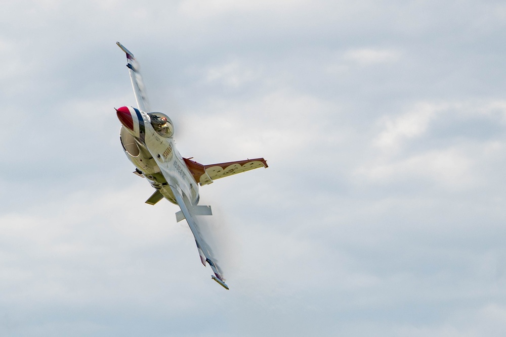 Thunderbirds return to New York airshow