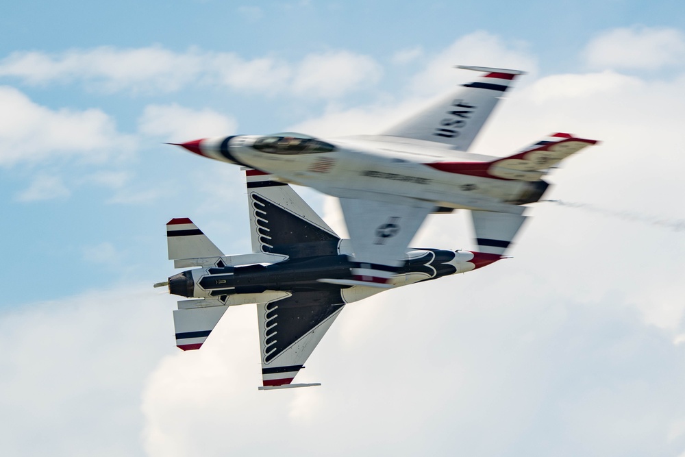 Thunderbirds return to New York airshow