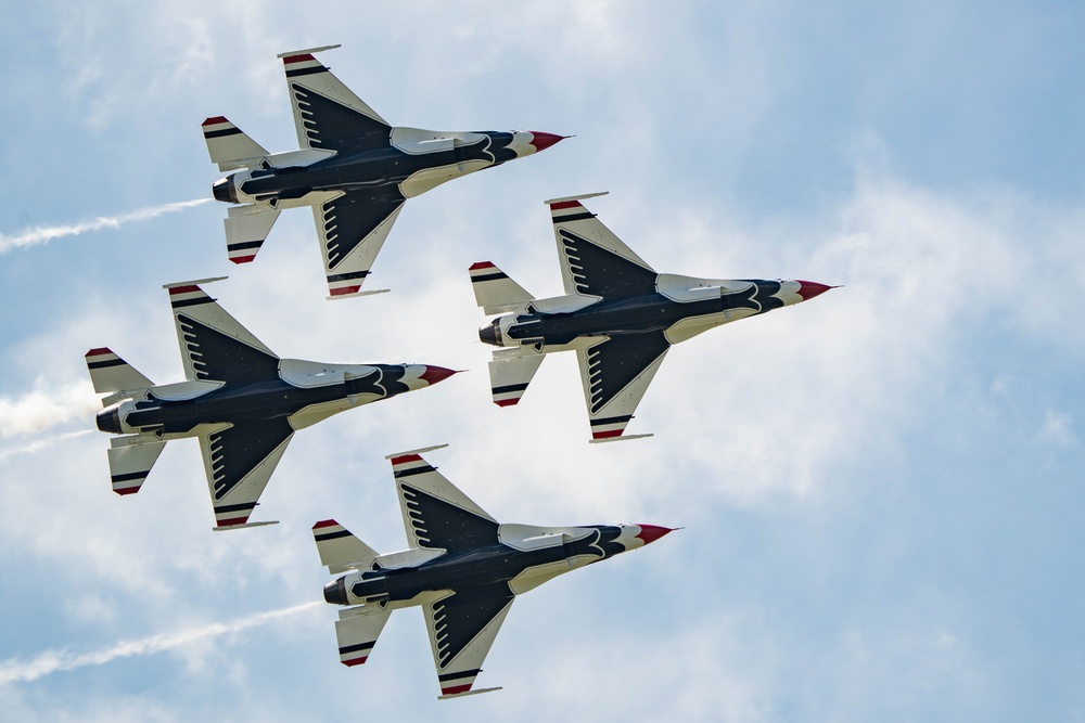 Thunderbirds return to New York airshow