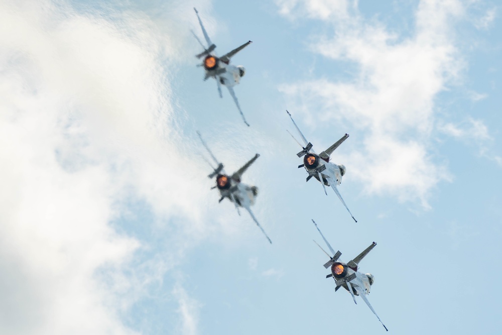 Thunderbirds return to New York airshow