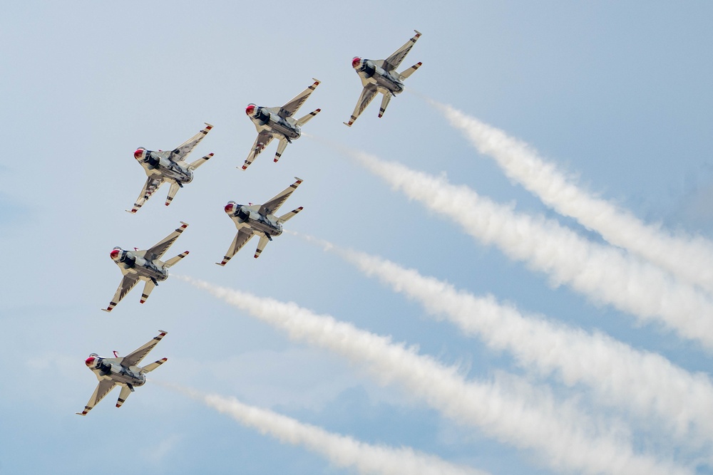 Thunderbirds return to New York airshow