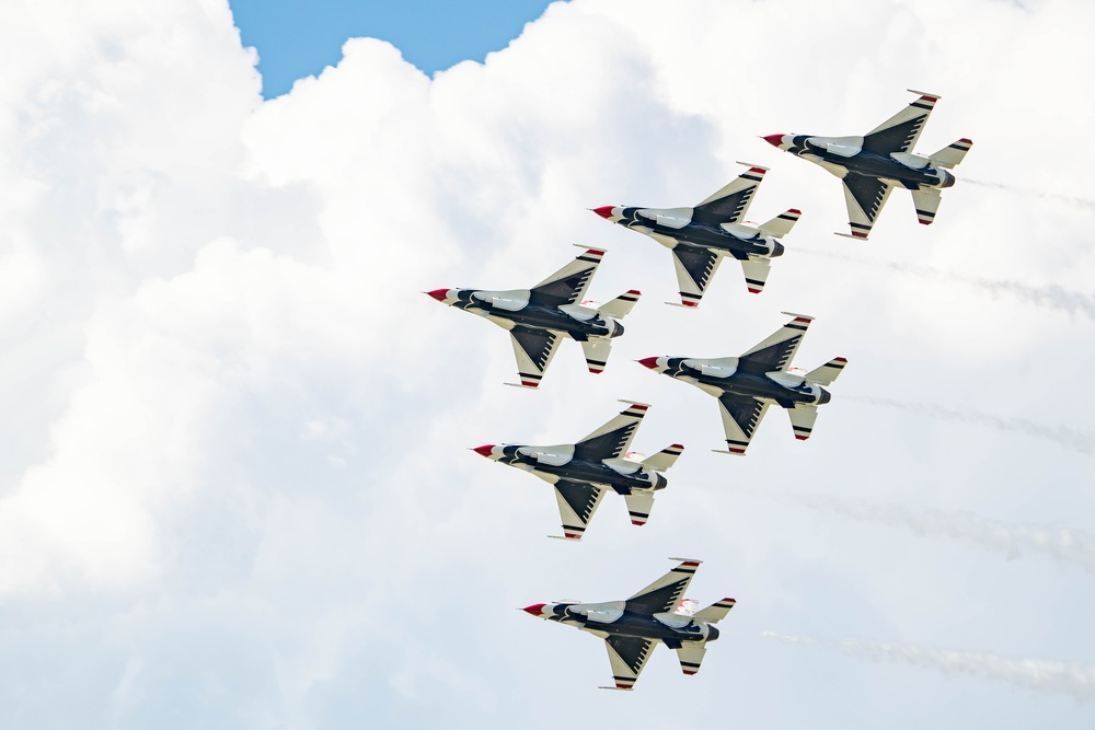 Thunderbirds return to New York airshow