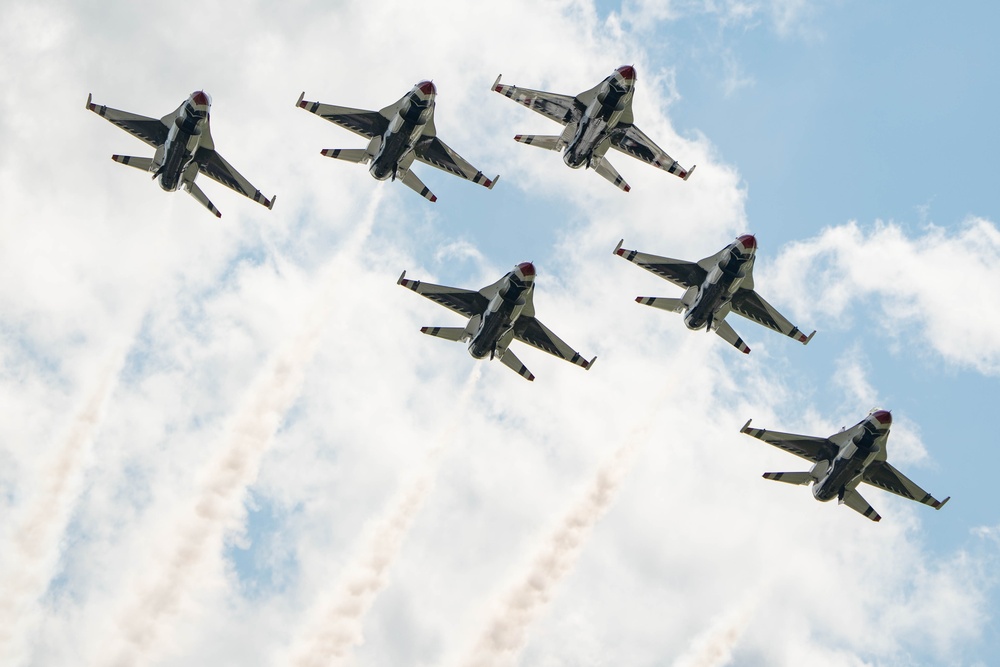 Thunderbirds return to New York airshow