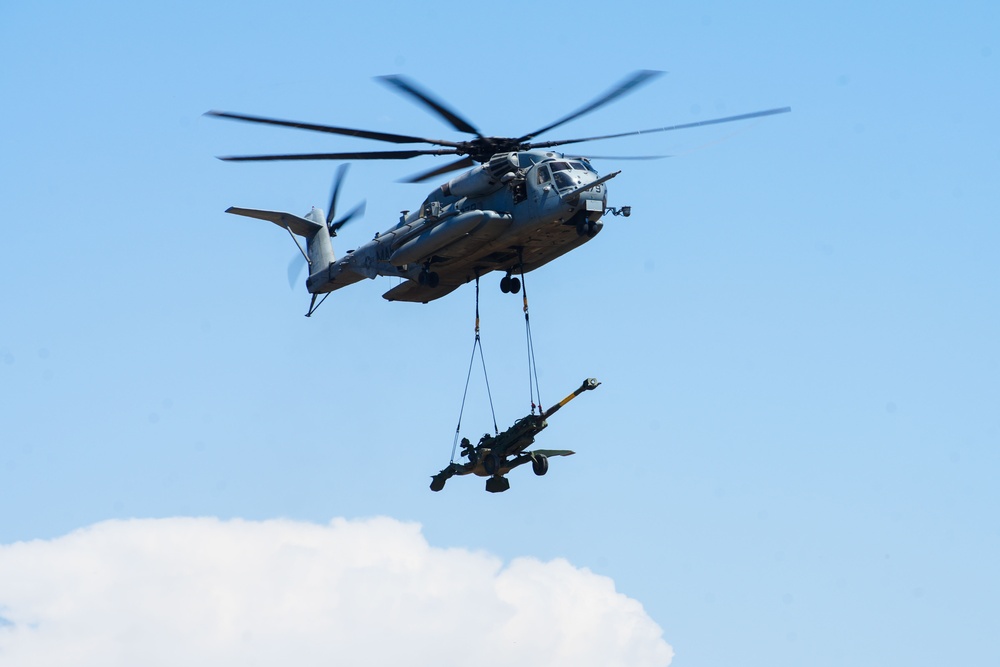 CLB-15, VMM-165 Lift M777 Howitzer