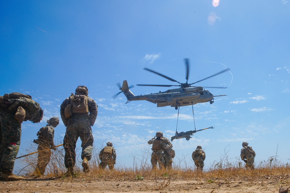 CLB-15, VMM-165 Lift M777 Howitzer