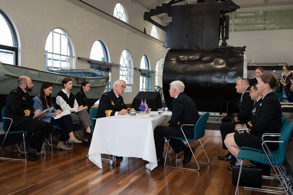 Commander, U.S. 7th Fleet and Commander, Australian Fleet conduct a bilateral discussion