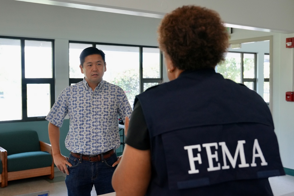 Hawaii State Rep Hashimoto Visits FEMA Disaster Recovery Center