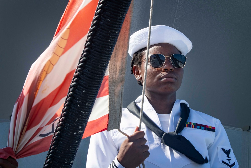 DVIDS - Images - Blue Ridge and 7th Fleet Sailors Man the Rails in ...