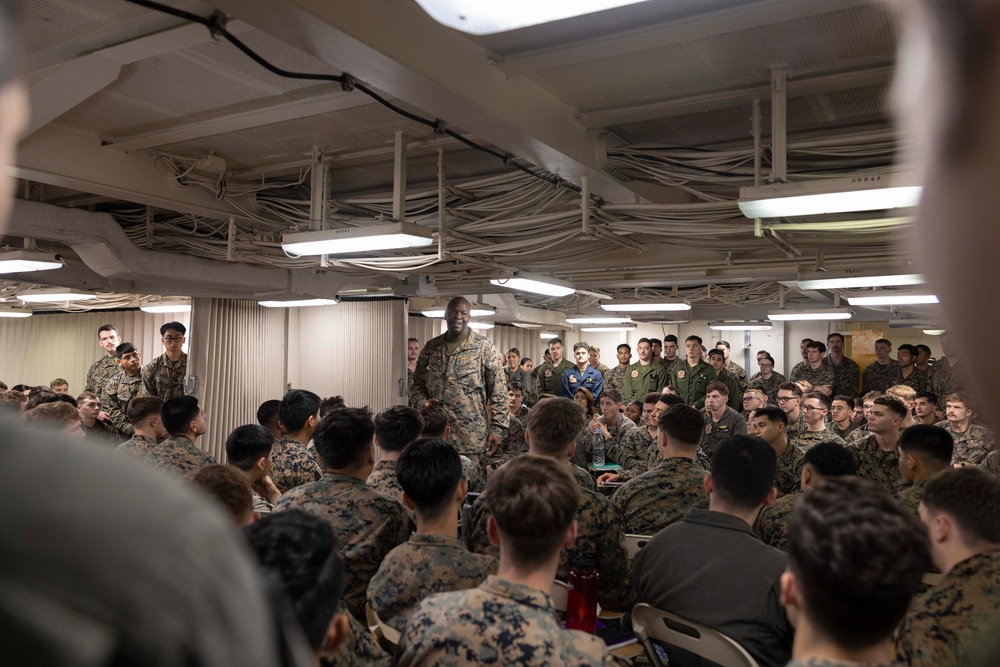 Sgt. Maj. Peoples speaks to 31st MEU NCOs