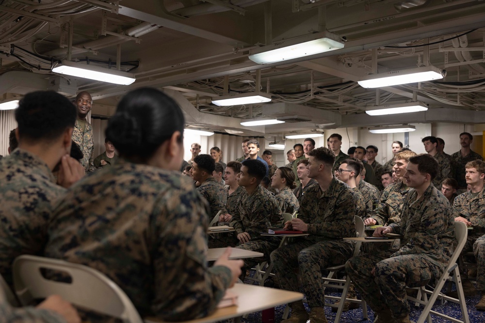 Sgt. Maj. Peoples speaks to 31st MEU NCOs