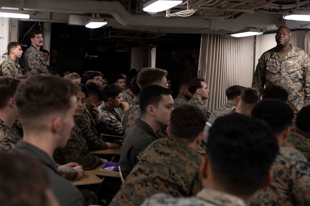 Sgt. Maj. Peoples speaks to 31st MEU NCOs