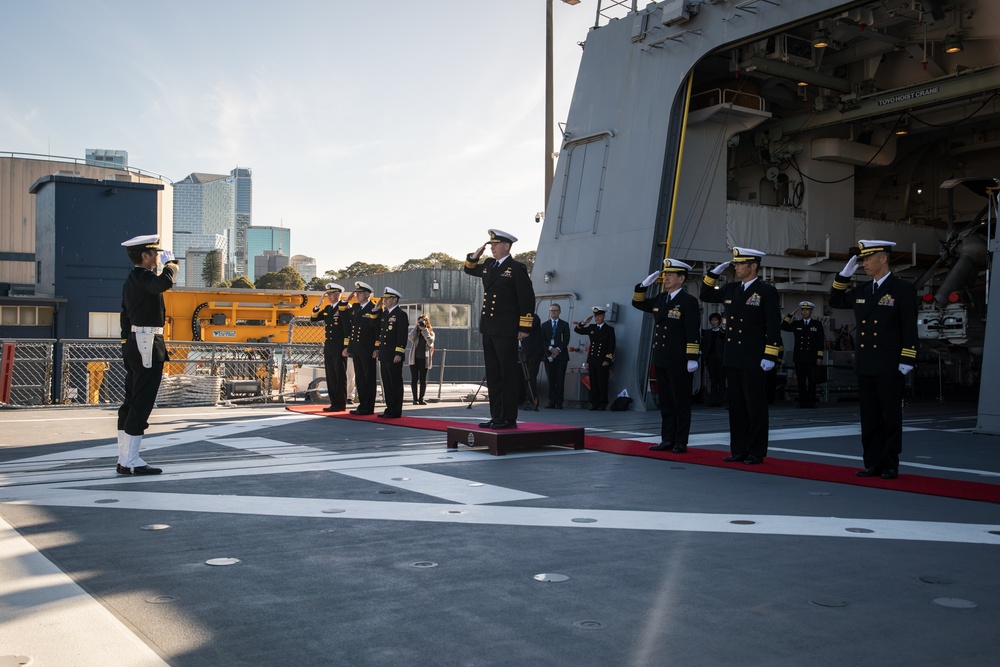 Commander, U.S. 7th Fleet tours JS Shiranui (DD-120)