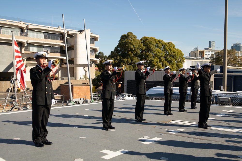 Commander, U.S. 7th Fleet tours JS Shiranui (DD-120)