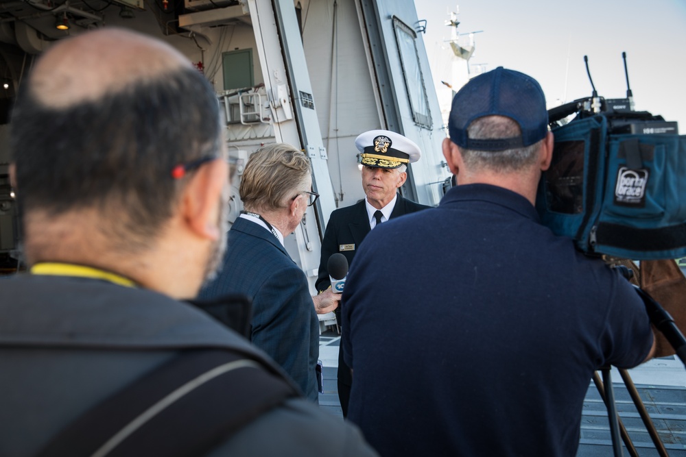 Commander, U.S. 7th Fleet tours JS Shiranui (DD-120)