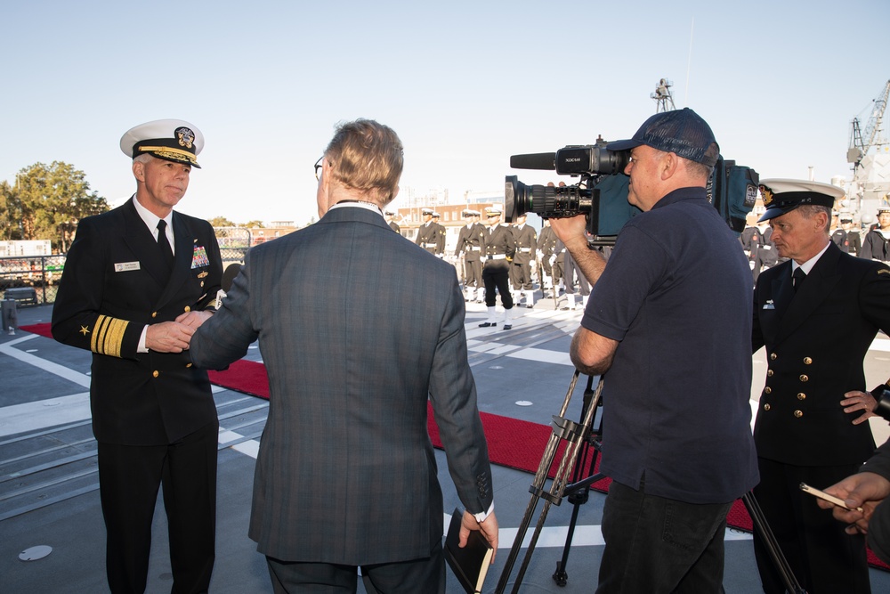 Commander, U.S. 7th Fleet tours JS Shiranui (DD-120)