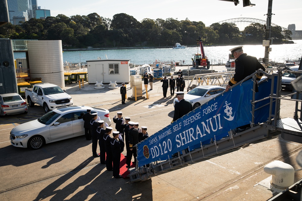 Commander, U.S. 7th Fleet tours JS Shiranui (DD-120)