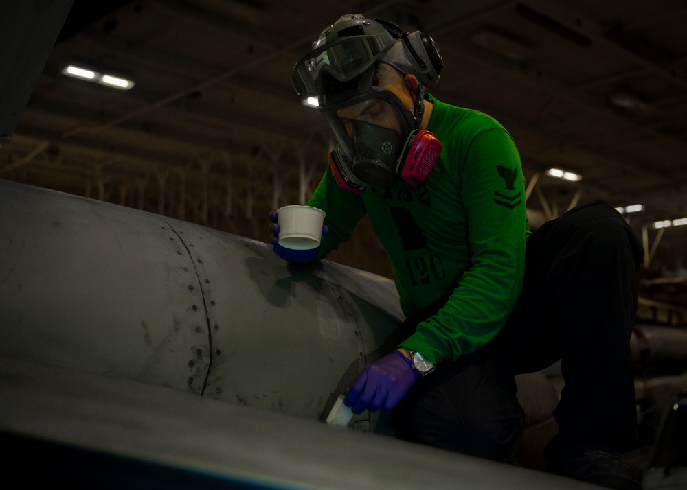 USS Carl Vinson (CVN 70) Sailor Paints a Jet