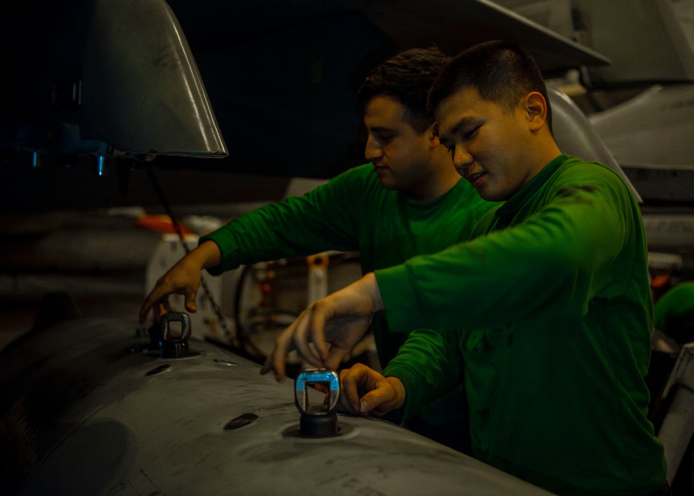 Sailors perform maintenance aboard USS Carl Vinson (CVN 70)