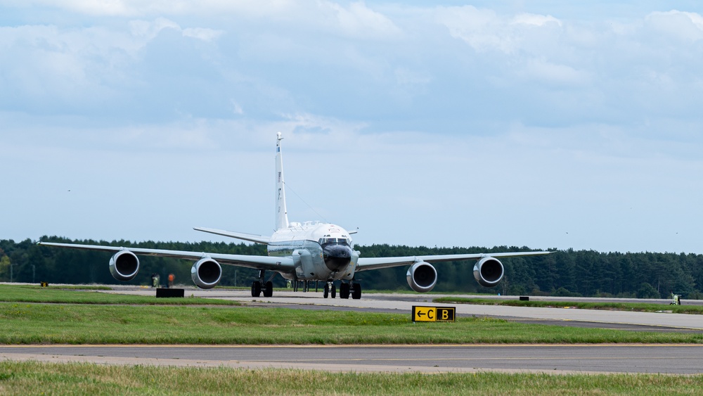 Team Mildenhall completes first RC-135 hot-pit refueling