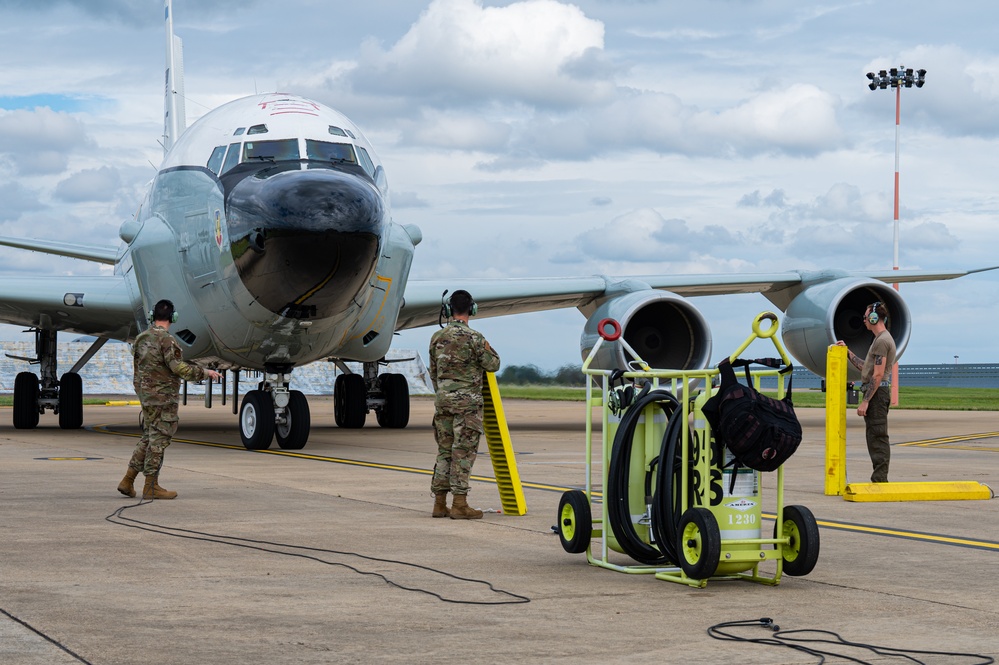 Team Mildenhall completes first RC-135 hot-pit refueling