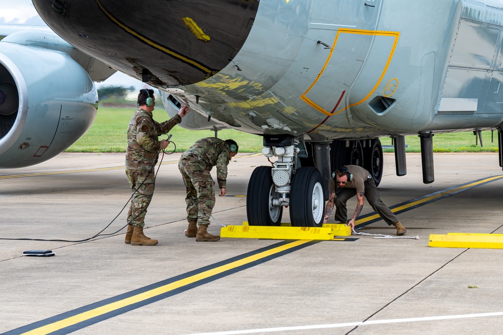 Team Mildenhall completes first RC-135 hot-pit refueling