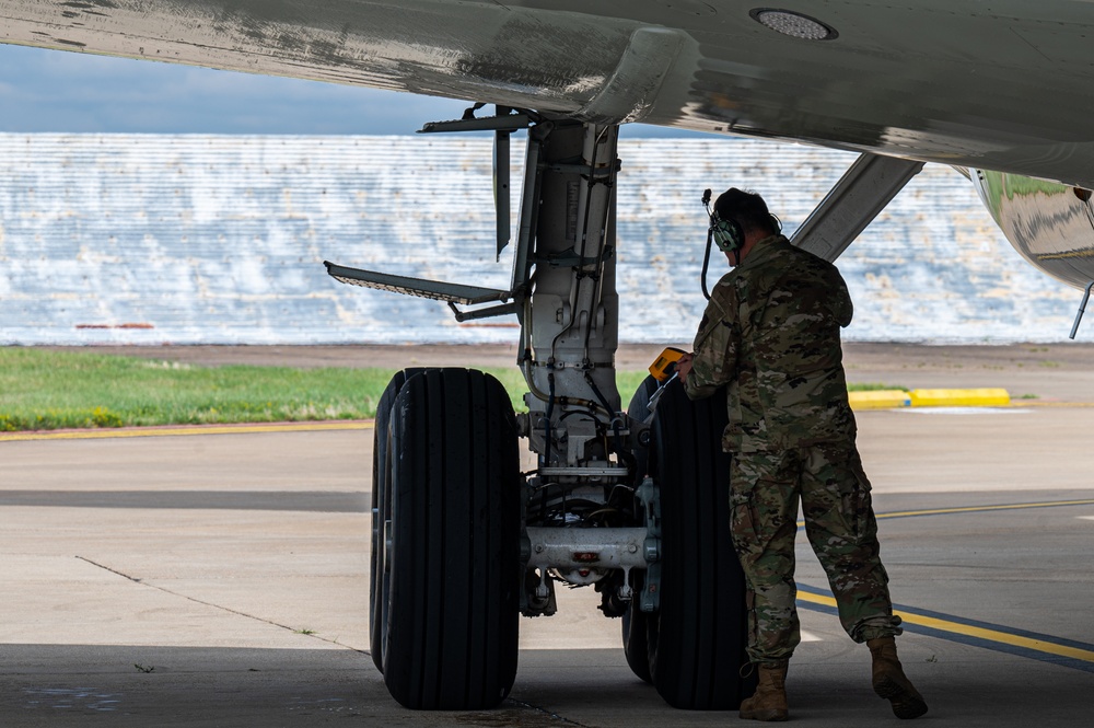 Team Mildenhall completes first RC-135 hot-pit refueling