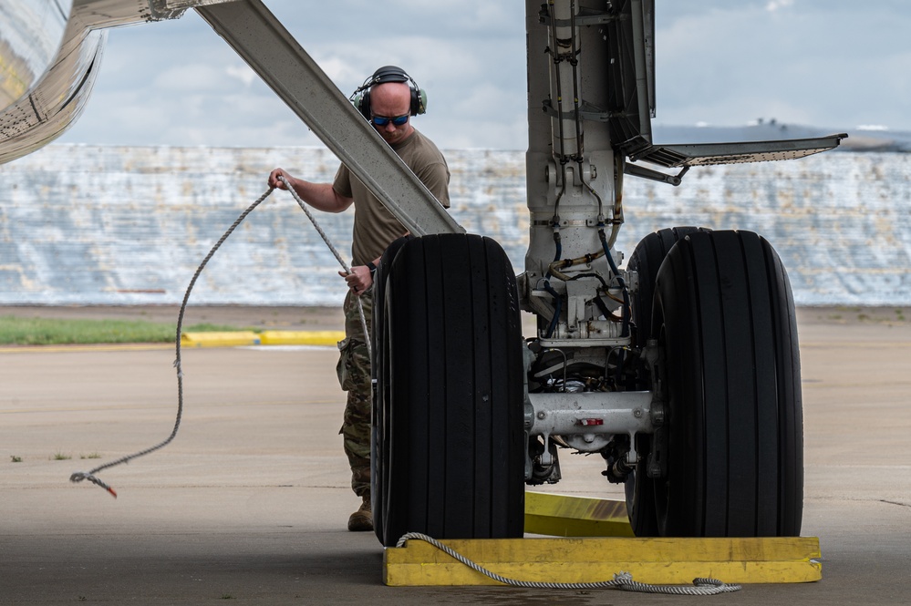 Team Mildenhall completes first RC-135 hot-pit refueling