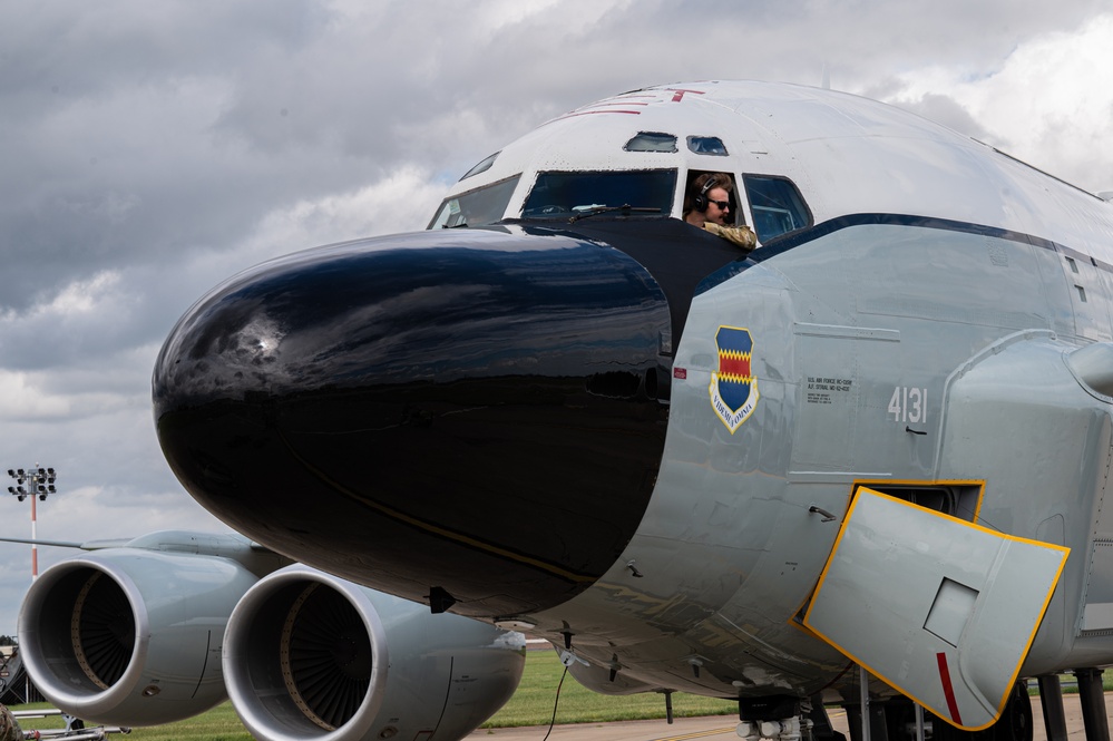 Team Mildenhall completes first RC-135 hot-pit refueling