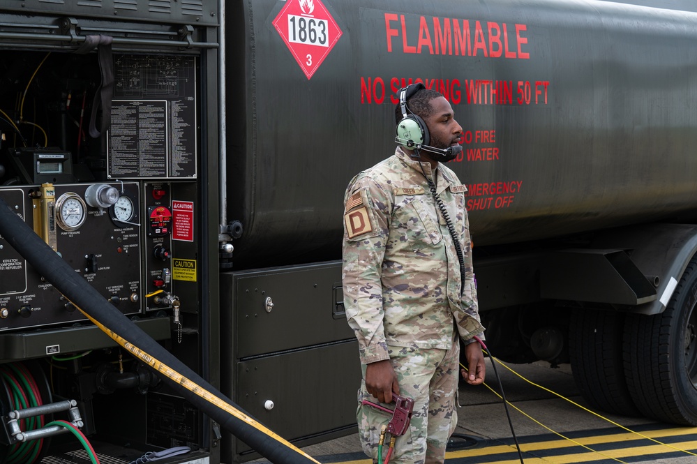 Team Mildenhall completes first RC-135 hot-pit refueling