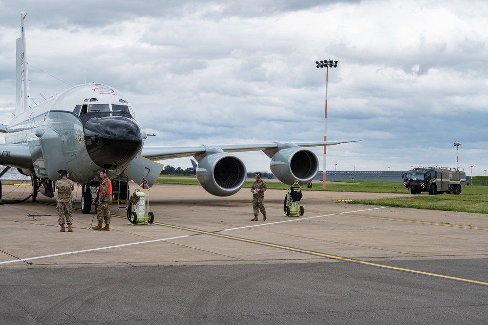 Team Mildenhall completes first RC-135 hot-pit refueling