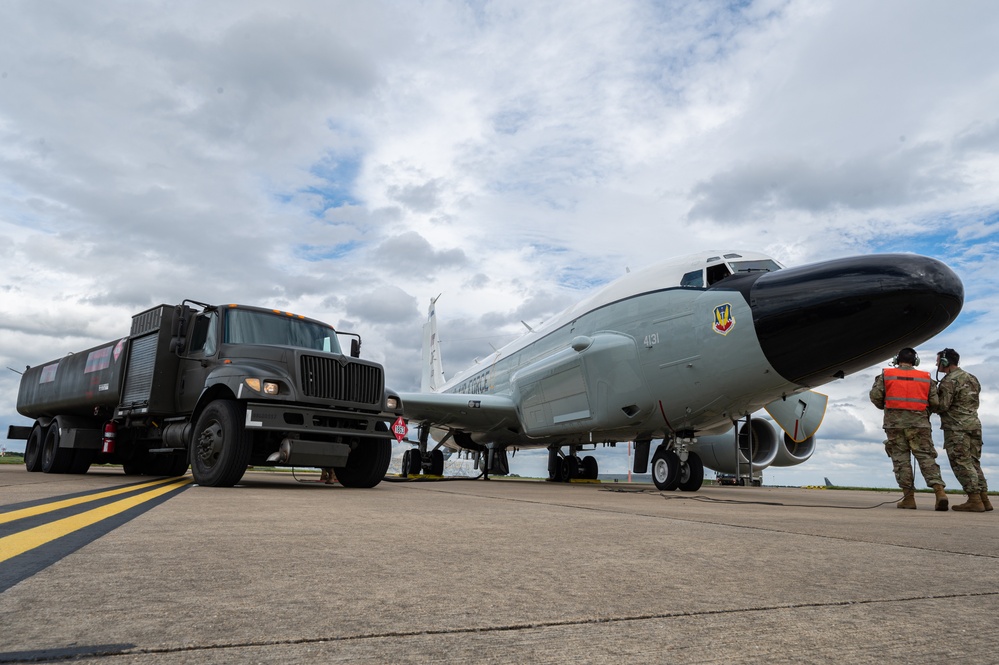 Team Mildenhall completes first RC-135 hot-pit refueling