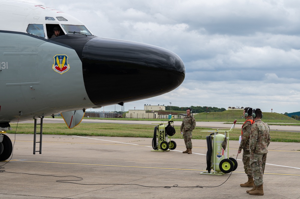 Team Mildenhall completes first RC-135 hot-pit refueling