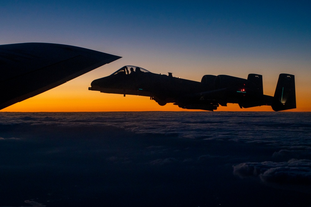 121st refuels A-10C "Warthog" Thunderbolt II