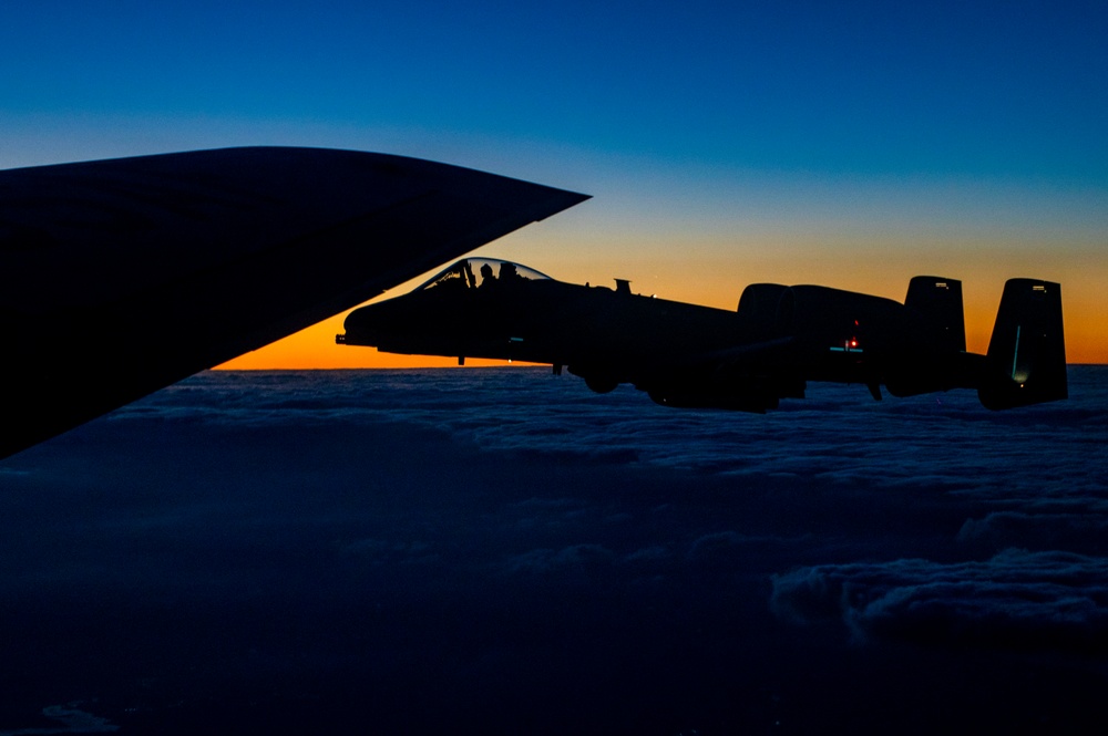 121st refuels A-10C "Warthog" Thunderbolt II