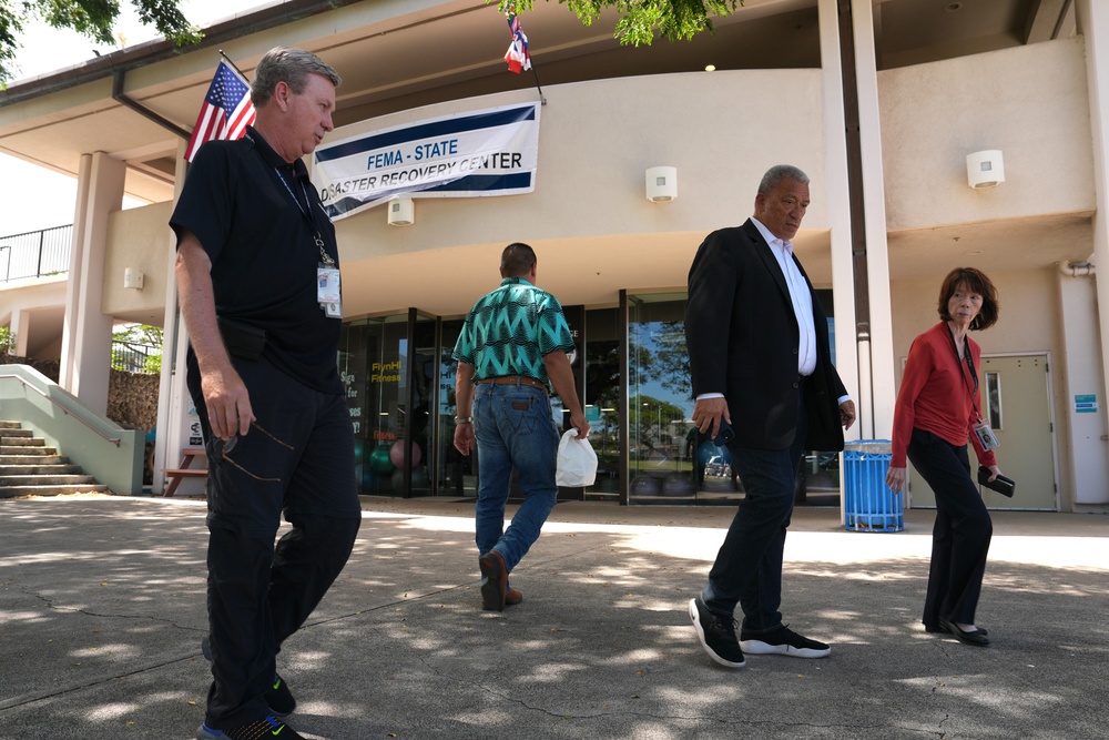 Maui Mayor Bissen Visits FEMA Disaster Recovery Center