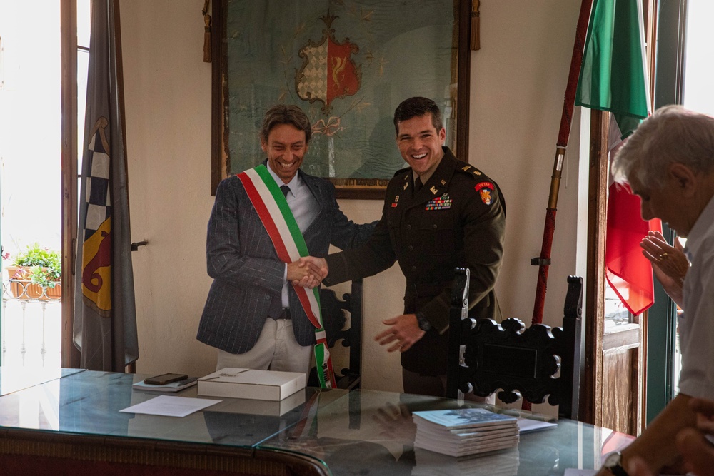 Major Brian Andries meets with Lazise mayor