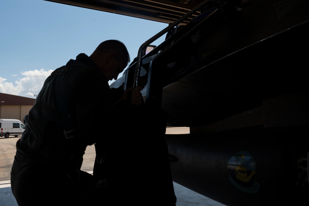 49th Wing command chief rides in Holloman F-16 for the first time