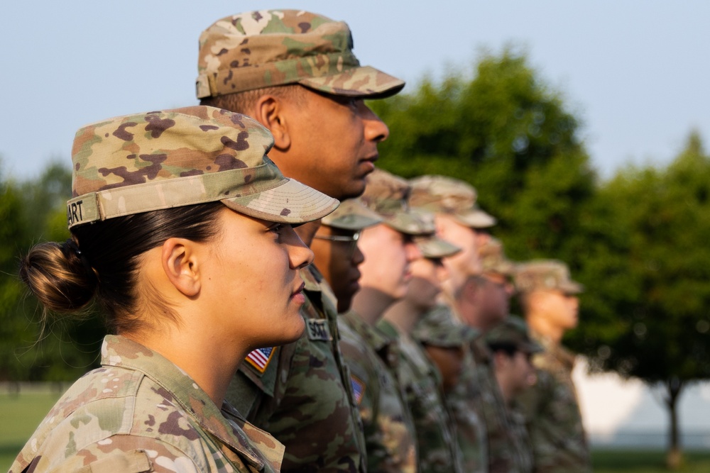 Reserve Soldiers meet Maj. Gen. Baker