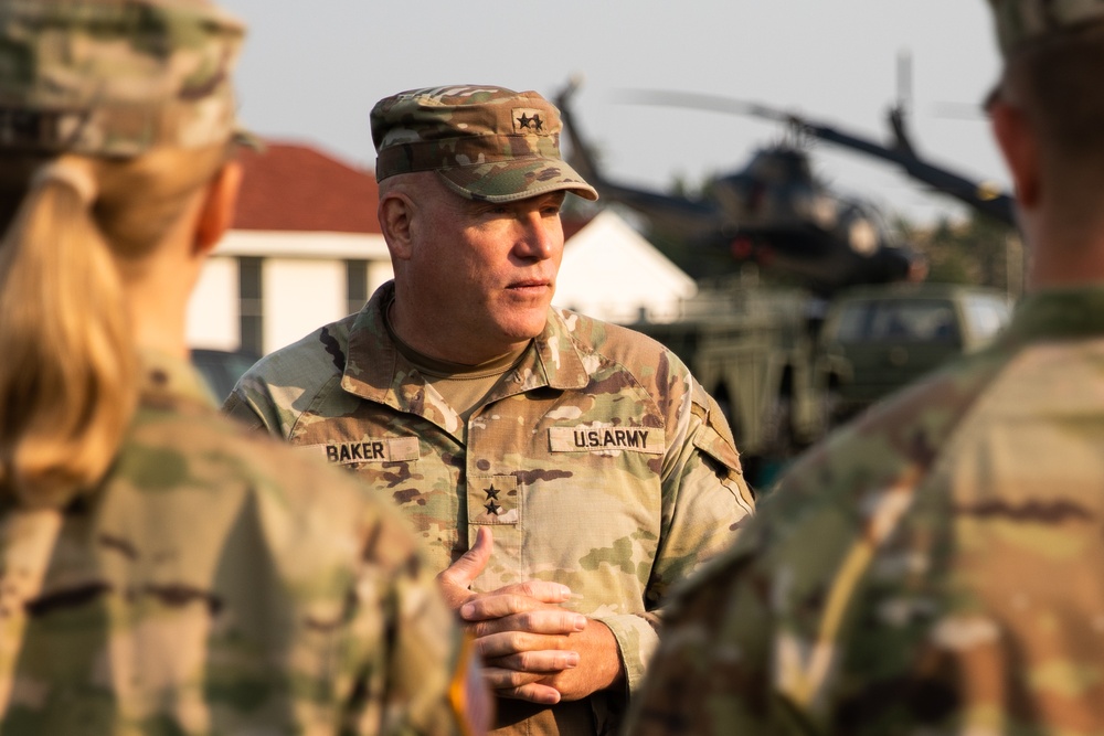 Reserve Soldiers meet Maj. Gen. Baker